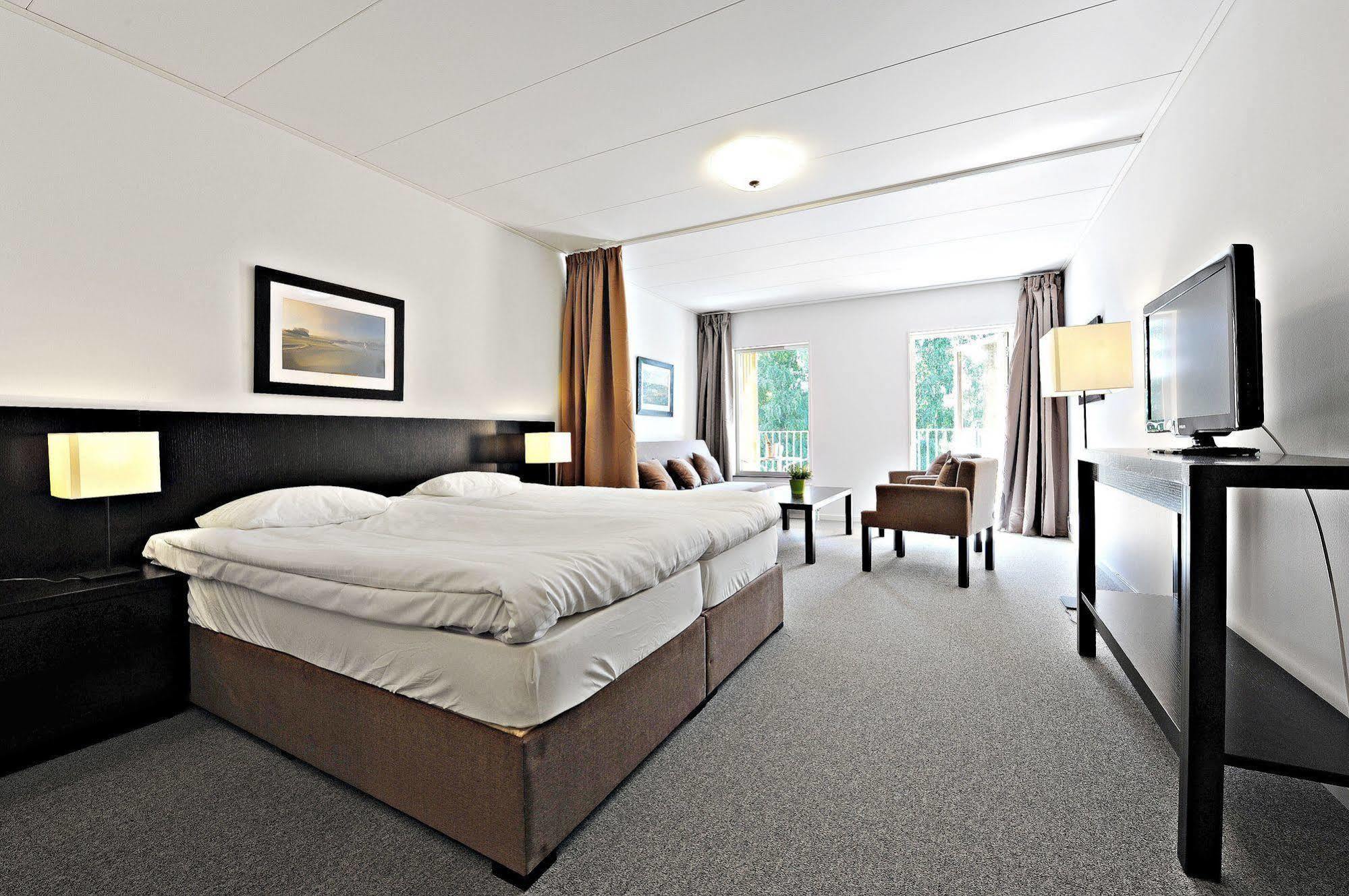First Hotel Lindoe Park Vallentuna Exterior foto